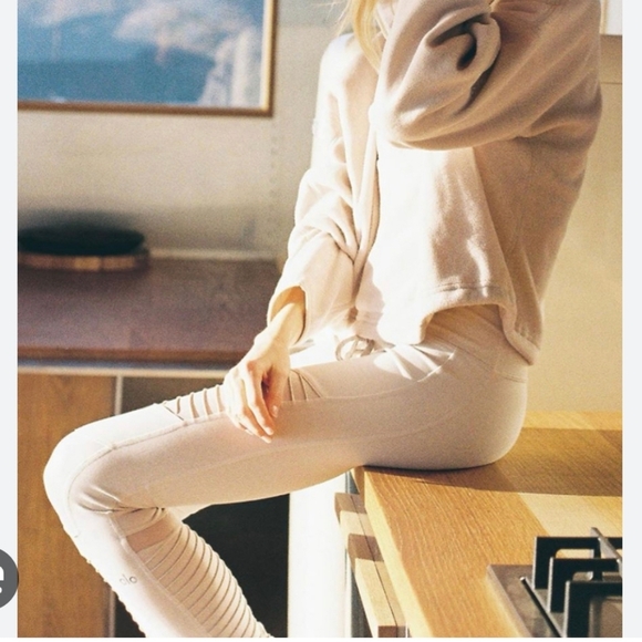 ALO Yoga Pants - Alo moto leggings